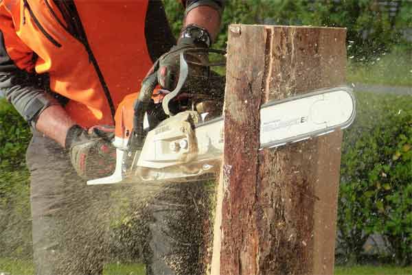 What is an electric chainsaw