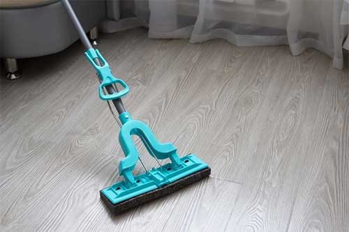 What are the key indications to change the sponge mop head