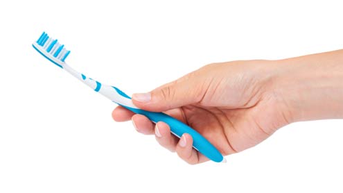 How does a UV toothbrush cleaner work